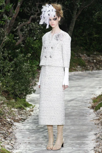 Look 15